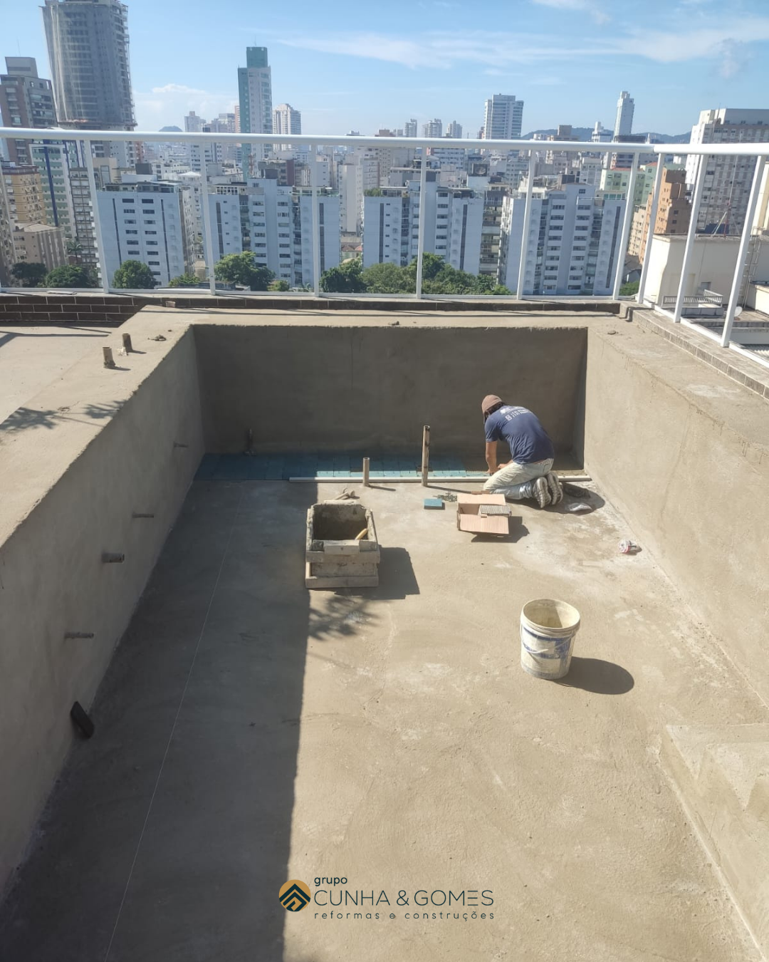 Assentamento de piso, revestimento no terraço (lobby) e na área da piscina