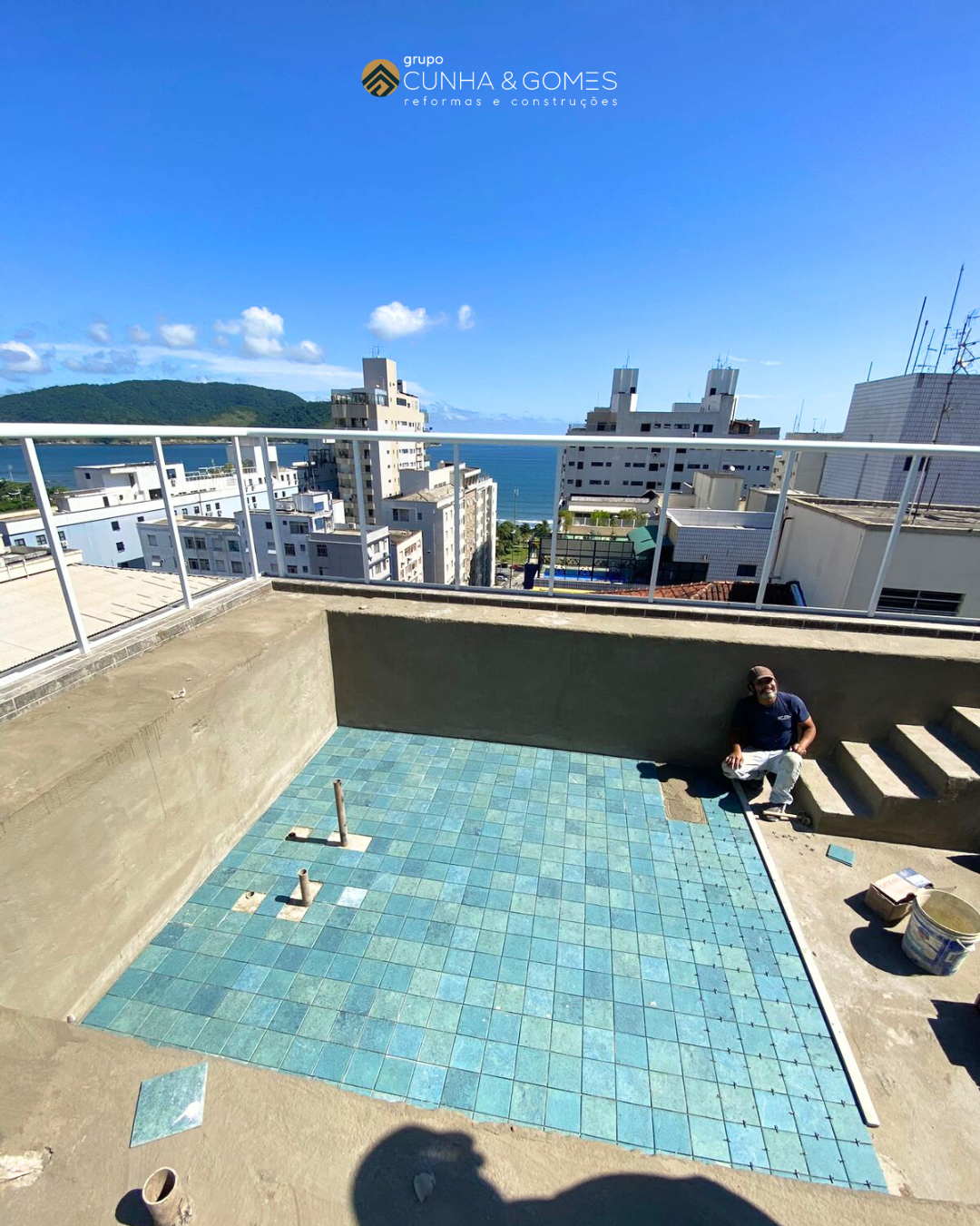 Assentamento de piso, revestimento no terraço (lobby) e na área da piscina