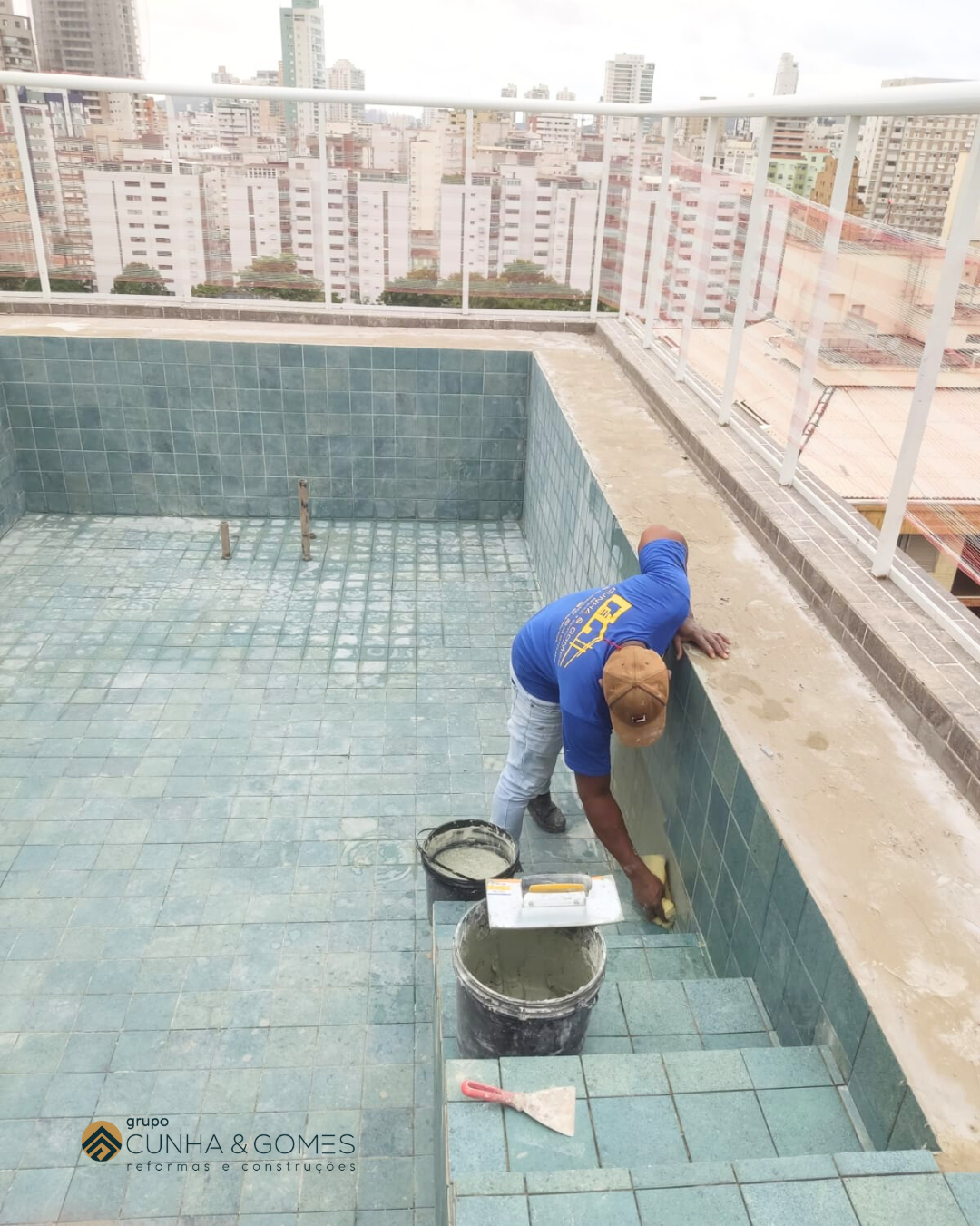 Assentamento de piso, revestimento no terraço (lobby) e na área da piscina