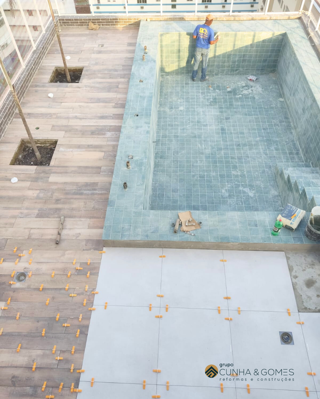 Assentamento de piso, revestimento no terraço (lobby) e na área da piscina
