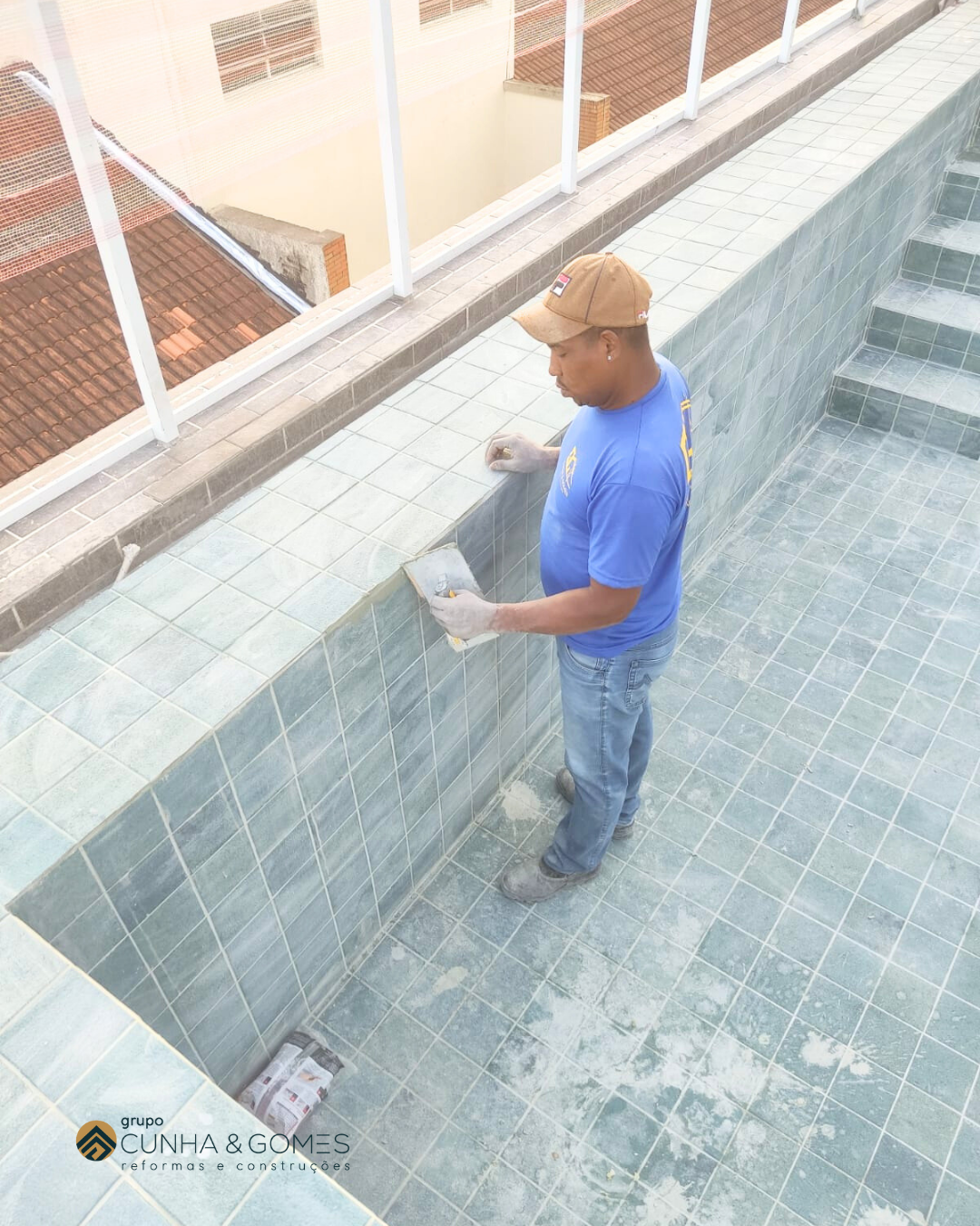 Assentamento de piso, revestimento no terraço (lobby) e na área da piscina