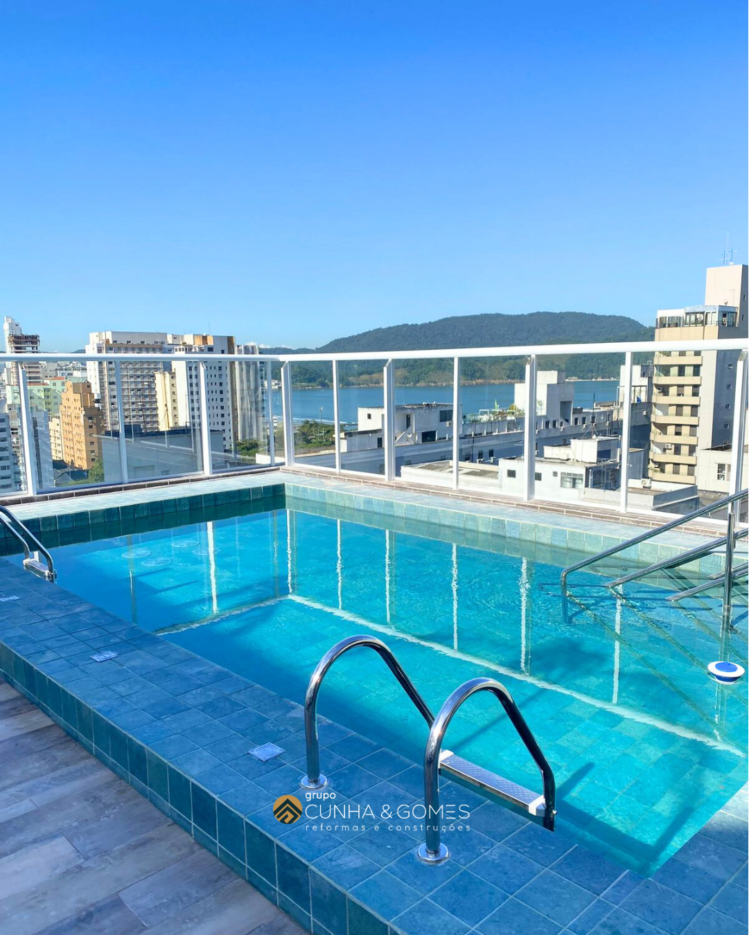Assentamento de piso, revestimento no terraço (lobby) e na área da piscina